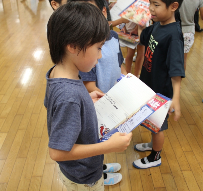 ▲さっそくドリルを開き、読み入る姿も