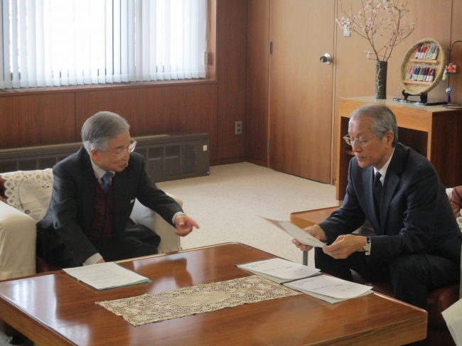 ↑村山上越市長（写真右）に受賞作品の決定報告を行う、小川未明文学賞委員会の小玉会長（写真左）