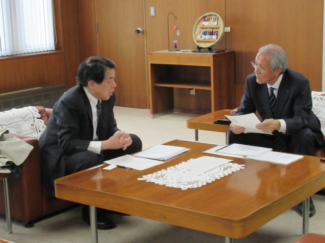 ▲上越市役所での受賞作報告のようす（左から、小川未明文学賞委員会・宮川会長、上越市・村山市長）