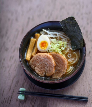 スープに浮いた脂やメンマの質感の再現にこだわった醤油ラーメン。直径18㎜