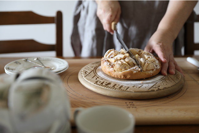 自分で焼いたケーキを切り分ける、宝物のような時間。