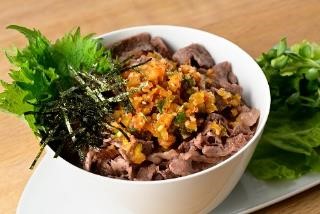 ③よだれ牛丼とミニサラダ