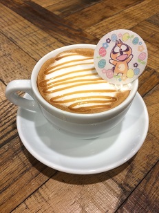 アライグマちゃんのホットキャラメルラテ