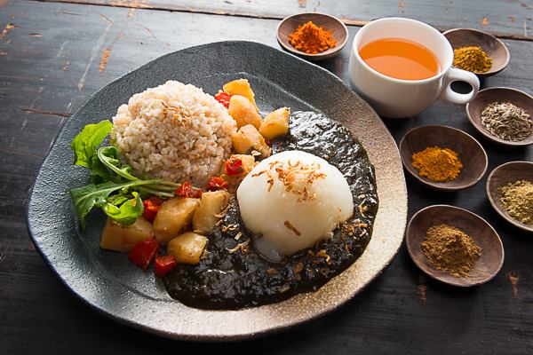 「まるごと野菜の黒カレー」