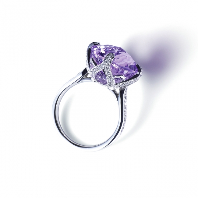 「睡蓮 SUIREN」は、水面に凛と咲く睡蓮の花をモチーフにしたリング。（750WG, Amethyst, Diamond）