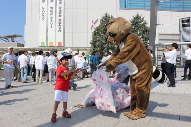 530運動には子どもから大人まで多くの市民が参加（写真はとよはしの清掃キャラクター「そうじろう」）