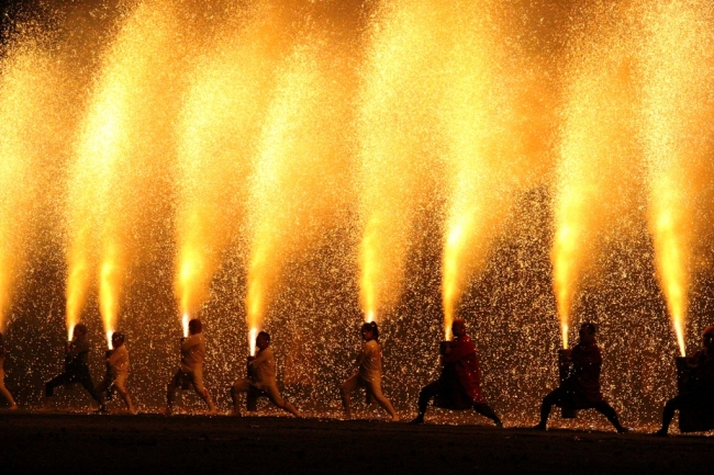 20本余りの手筒花火を一斉に揚げる姿を見ることができるのは「炎の祭典」ならでは