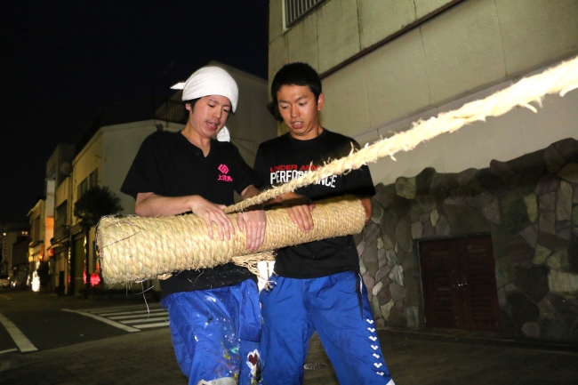 繩巻きは手間がかかり、根気のいる作業