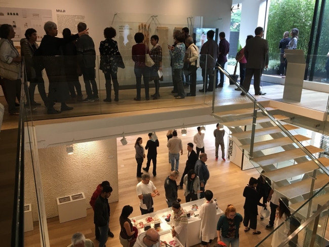 館内展示・ショップを楽しむ来館者たち