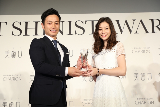 BEST SHINIST AWARD 2018　シャリオン角田社長と女優・足立梨花さん