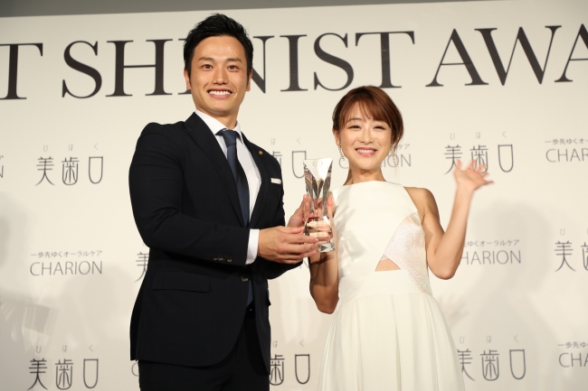 BEST SHINIST AWARD 2018　シャリオン角田社長とタレント・鈴木奈々さん