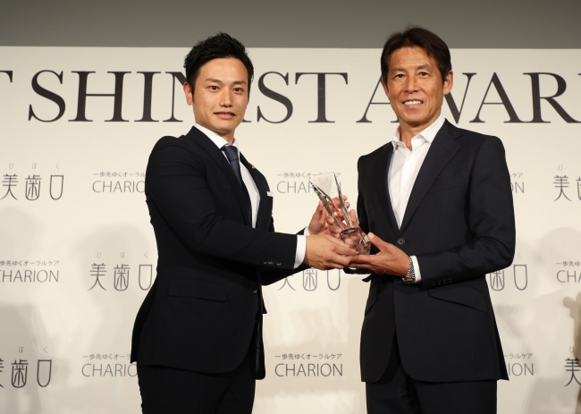 BEST SHINIST AWARD 2018　シャリオン角田社長とサッカー元日本代表監督・西野朗さん