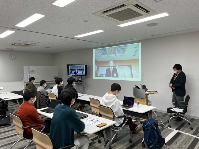 ▲主濱 市長のご挨拶に耳を傾ける学生たち