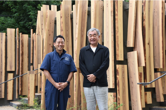 鍋島松濤公園トイレ前　左より常務理事笹川、隈研吾氏