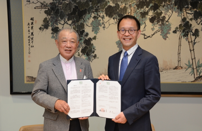 署名式での日本財団の笹川（左）とチェン・ビー氏（右）／The Nippon Foundation Chairman Yohei Sasakawa (left) and Channing Bi (right) at the signing