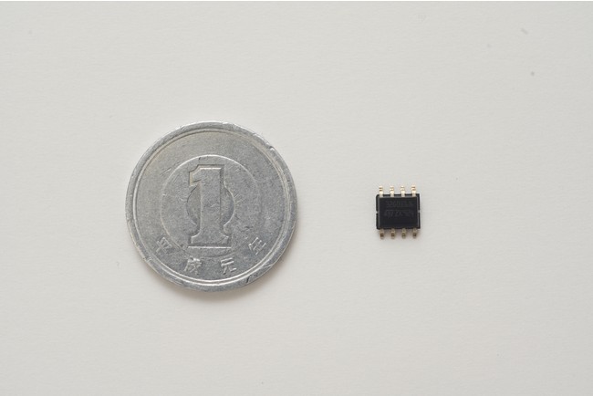 1円玉硬貨（左）とMSTが実装可能なSTM32G0マイコン（右）