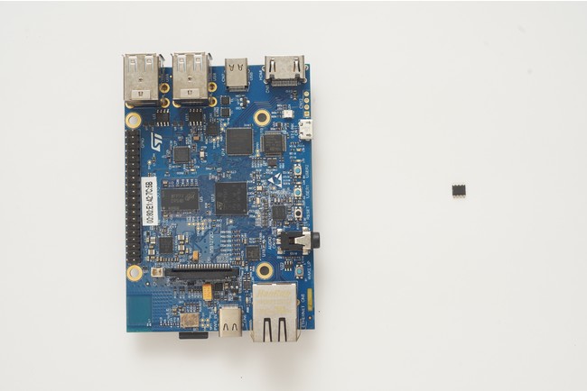 従来の当社アルゴリズムが動作可能なSTM32MP1シリーズの ボード（左） とMSTが実装可能なSTM32G0マイコン（右）