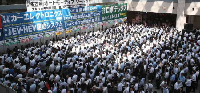 開幕直後の展示会受付の様子。多くの来場者から「名古屋での開催を待っていた！」という声が聞かれた。