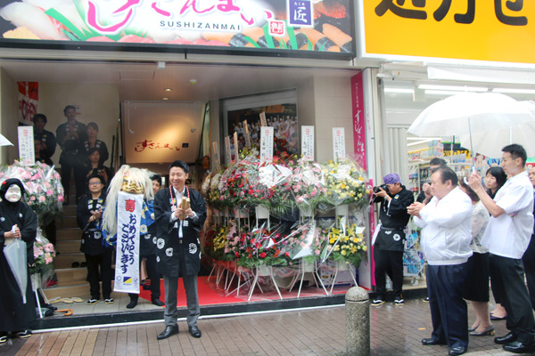 開店のお祝いに獅子舞もかけつけました