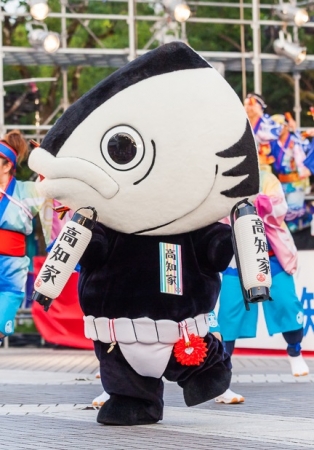 ▲カツオ人間  （写真は今年の高知よさこい祭りの様子）