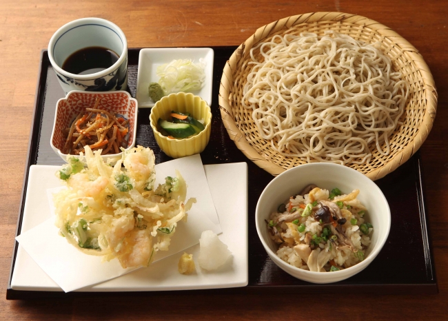 炊き込みご飯と小海老のかき揚げ天そば