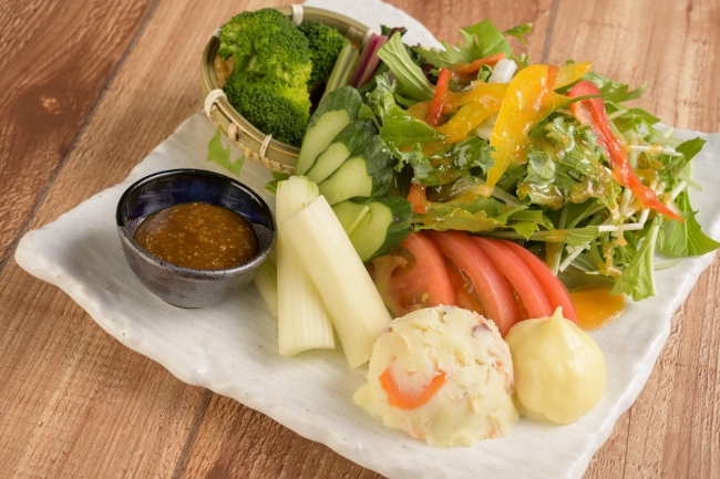 肉だけでなく野菜にもこだわり、味の濃いキュウリ、トマトやケールやスイスチャードその日の農家さんにお任せの新鮮野菜をサラダ仕立てに盛り合わせます。