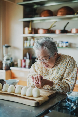 福岡在住の料理家・桧山タミさんの家仕事の心がけと工夫を伺いました。感謝を持って毎日を過ごすことや、無駄なものは出さない段取りやその工夫は、あらためて家仕事の大切さを学ぶ機会になります。