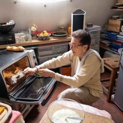 パリの屋根裏部屋でもてなすナタリーさんはシャネルの服を愛用。キッチンは部屋の一角。