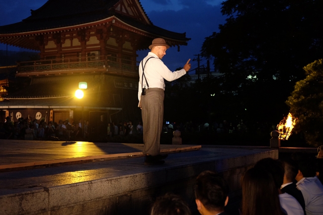 工場員に扮した役者による演出