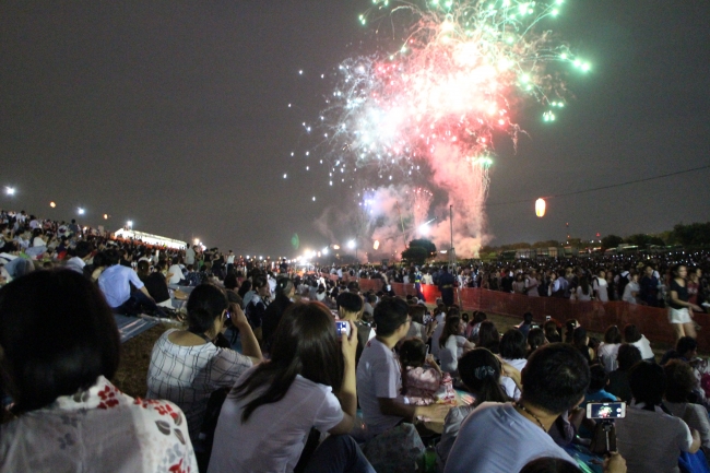 次々と姿を変える花火に参加者らから感嘆の息も