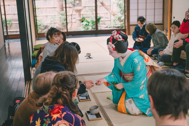 舞妓さんの優しい京ことばもステキです。どんなお話がでるか当日のお楽しみワクワク。舞妓さんの千社札もいただけますよ。