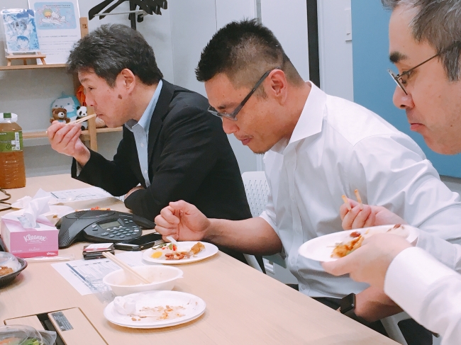 マーカス・タン氏との試食会の様子