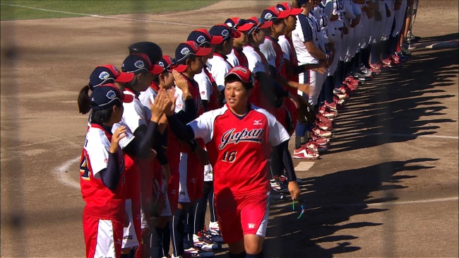 試合前にハイタッチする藤田倭選手