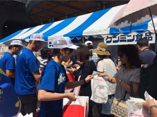 昨年の東京での焼ビーフン無料配布イベントの様子