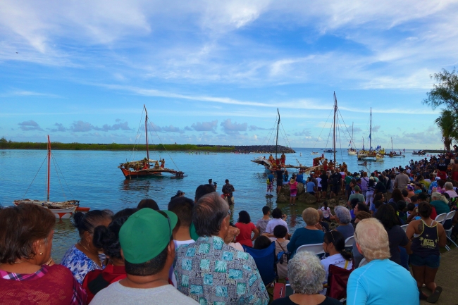 FESTPAC初日、アガニア湾に15隻のカヌーが 上陸する祭典恒例のパフォーマンス