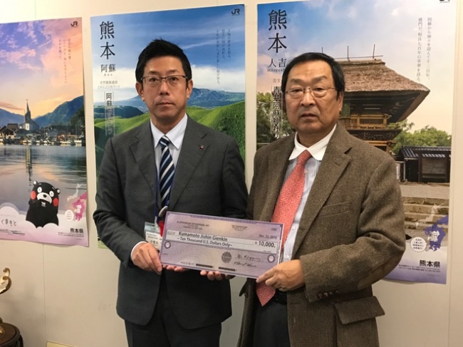 熊本県国際課 小金丸氏に義援金を渡すクロペンバーグエンタープライズの鳥越氏