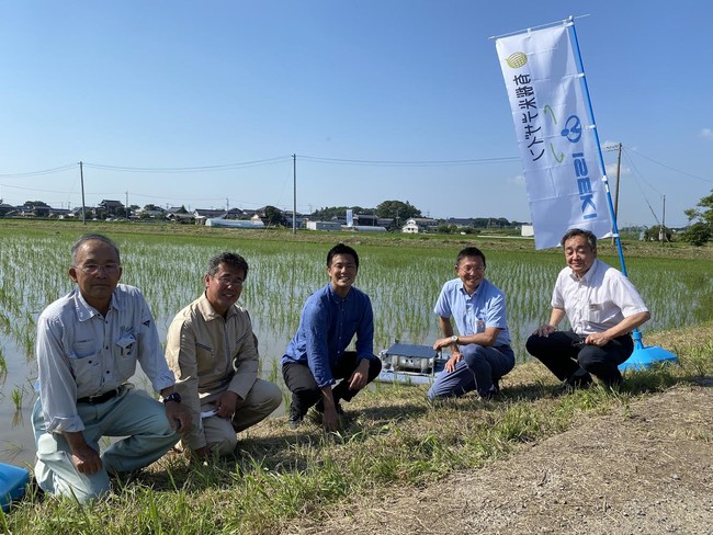 写真左から2番目が 有機米デザイン 取締役 中村哲也,3番目が代表取締役 山中大介 4番目が井関農機の縄田 幸夫取締役常務執行役員　　つくば市にて