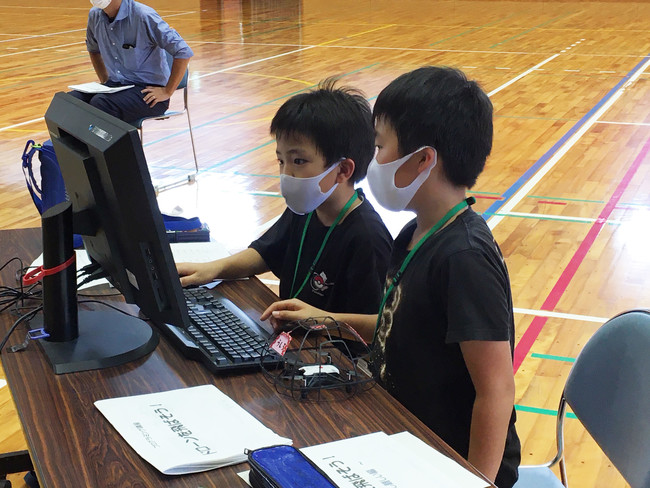 小学生向けドローン飛行制御のプログラミング教室。