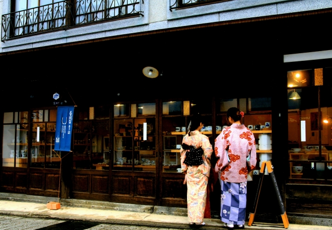 優秀賞　「秋の器の街を散策」