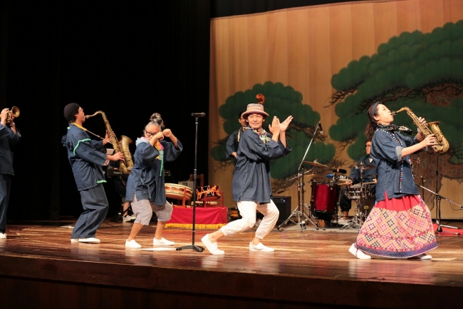 10／10 八千代座（近藤良平、熊本めぐり音楽隊＆アーティスト）　撮影：宮井正樹