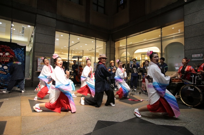 10／15 びぷれす広場 （近藤良平、熊本県立天草拓心高等学校郷土芸能部）　撮影：宮井正樹