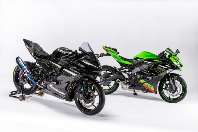 「Ninja ZX-25R」レースイメージ車両（左）と市販車（右）