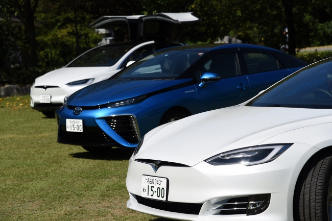 右からTESLA MODEL S 100D、TOYOTA MIRAI、TESLA MODEL X 100D