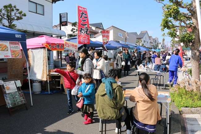 多様な人材が毎月集まる「こゆ朝市」は新富町における関係人口の中核となっています。