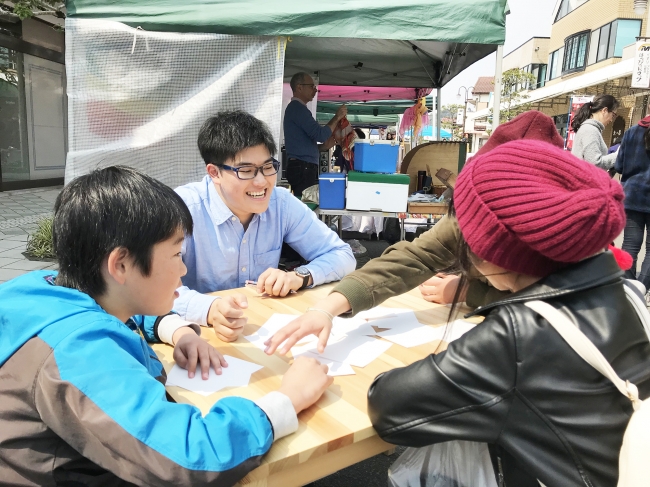 こゆ財団では毎月第三日曜に開催しているマルシェ「こゆ朝市」を学びと交流の場と位置づけ、県内外の大学生に自ら考えた商品やサービスの実証の場を提供しています。