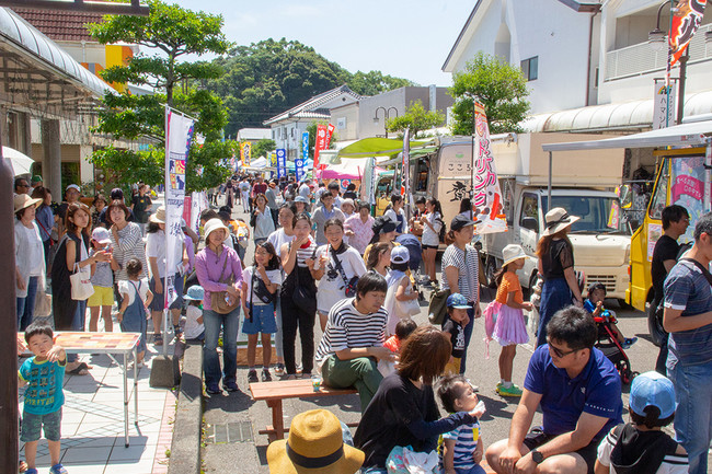 毎月第3日曜日に町内商店街で開催する「こゆ朝市」