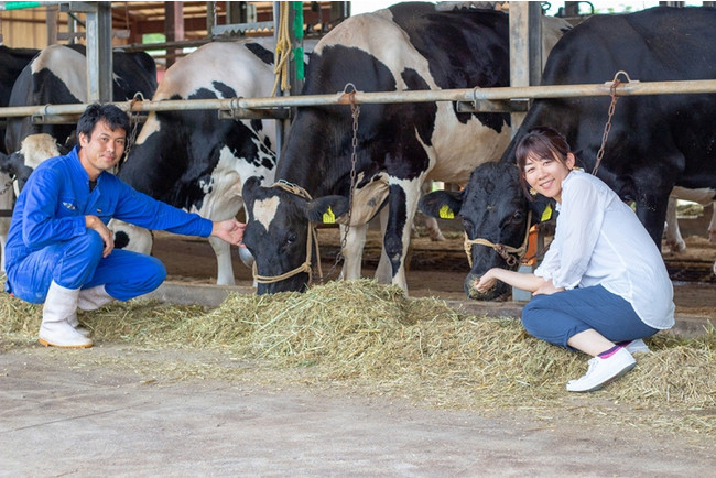 牧場で松浦さん（写真／左）と話をする、こゆ野菜カフェの永住店長