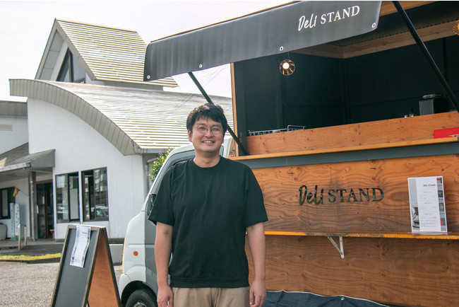 日向新富駅前でキッチンカー『DELI STAND』を営業する新富町地域おこし協力隊の河野大樹。