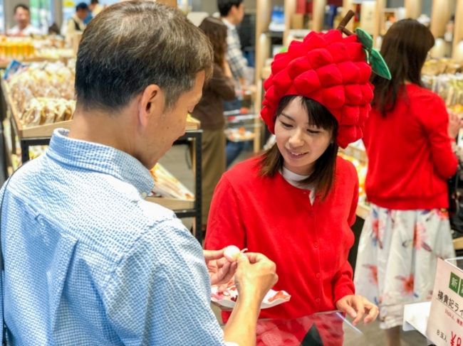 「新宿みやざき館KONNE」で実施した試飲販売会の一幕。幅広い世代から「飲みやすい」「香りが豊か」といった声をいただきました。