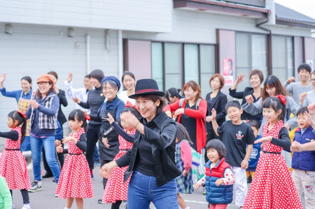 大人も子どもも入り乱れて楽しく踊るダンス企画には、県外からの来客らも飛び入り参加しました（2018年5月）